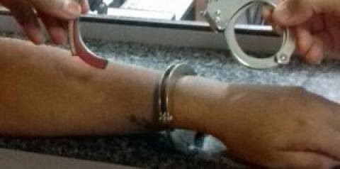 Homem tenta atropelar policiais em abordagem