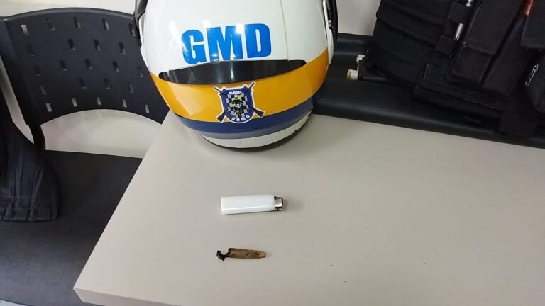 Homem é preso após passar fumando maconha do lado da viatura