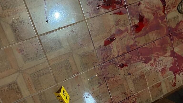 Homem é assassinado em frente da esposa por pistoleiros