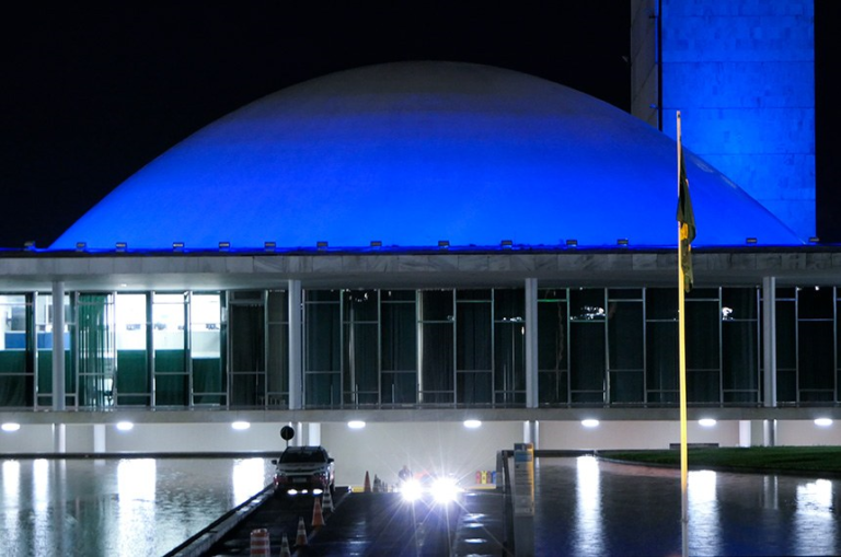 Iluminação azul lembra Dia Mundial de Conscientização do Autismo