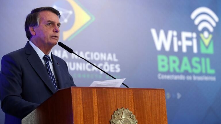 Bolsonaro defende liberdade e cogita decreto de livre circulação