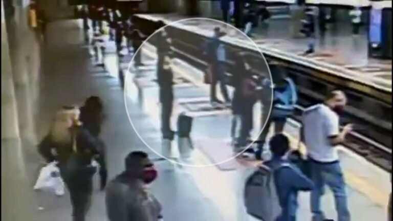 VEJA VÍDEO – Homem tenta empurrar passageiras nos trilhos do Metrô de SP
