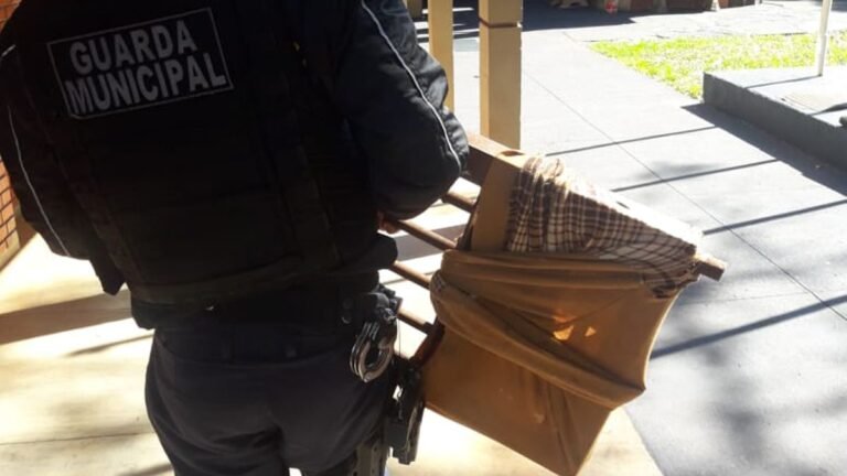 Guarda Municipal prende homem furtando grade de bueiro