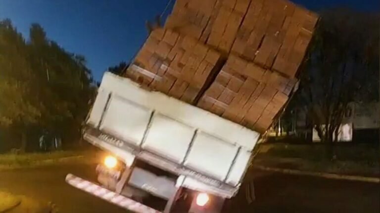 VIDEO – Caminhão com carga de tijolos tomba em rotatória perto da prefeitura de Dourados/MS