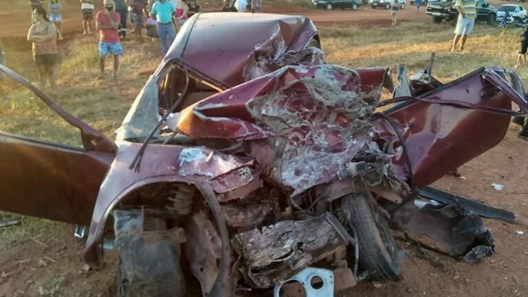 Homem morre em grave acidente entre carreta e um Corsa na BR-158 em MS