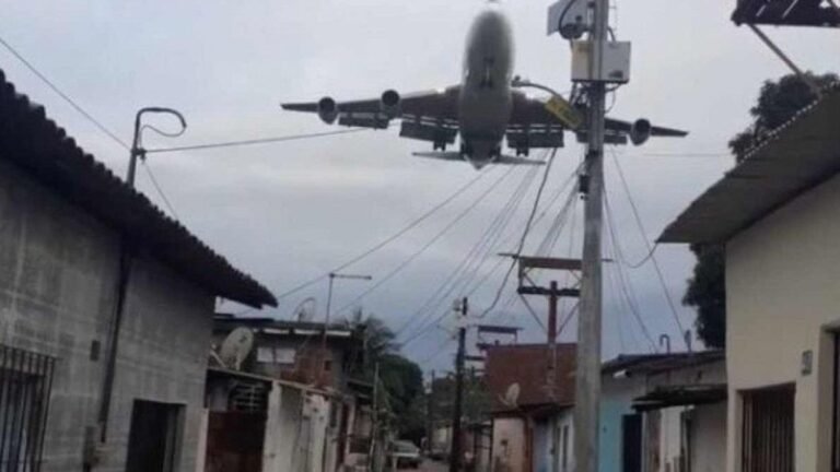 VEJA VÍDEO – Avião passa muito perto de casas e assusta moradores no Recife