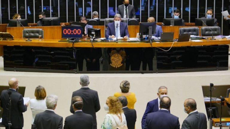 Deputados aprovam texto-base de MP que viabiliza privatização da Eletrobras