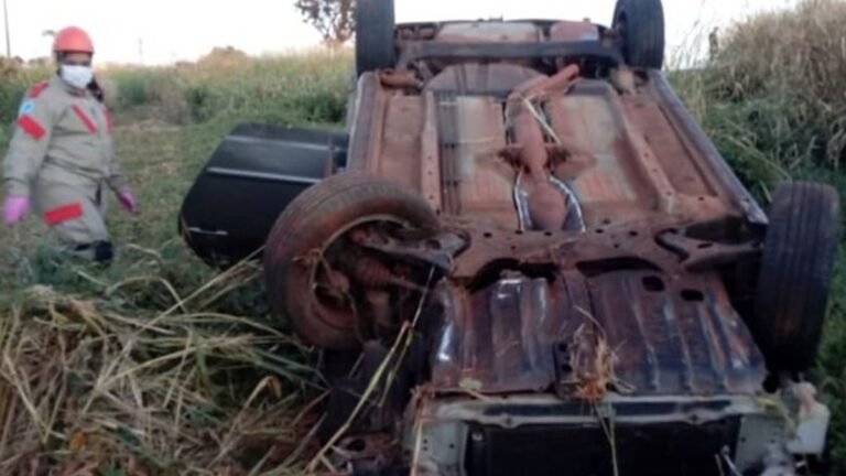 Capotamento de carro deixa pai e filho levemente ferido em MS