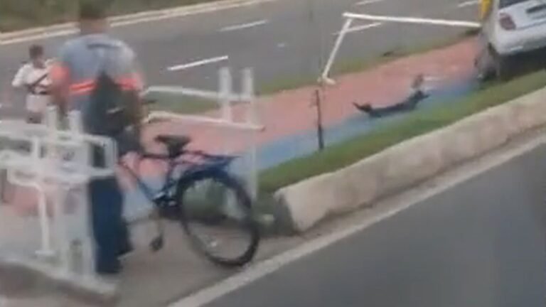 VEJA VÍDEO – Carro bate em poste, invade canteiro e para no meio de ciclovia