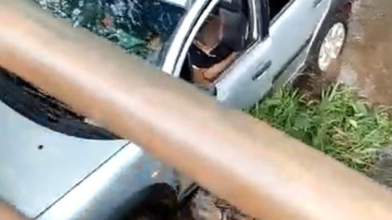 VEJA VÍDEO – Carro vai parar embaixo da ponte na Vila Cachoerinha em Dourados