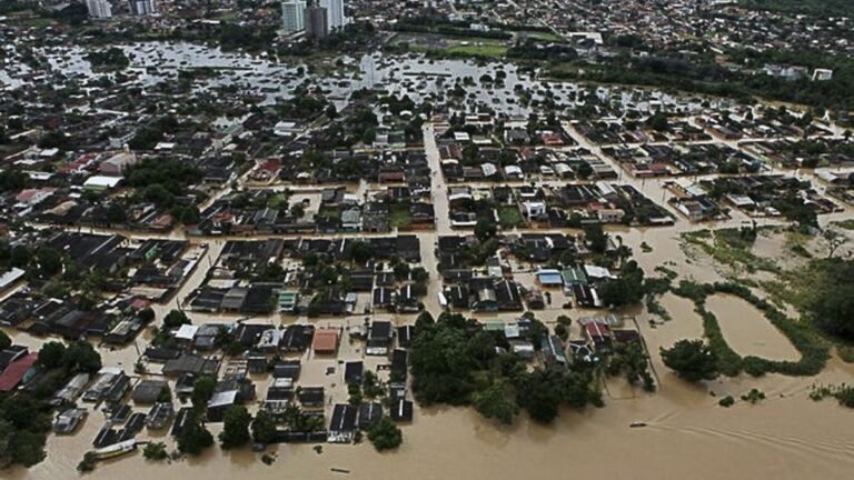 Cheia dos rios no Amazonas afeta mais de 450 mil pessoas