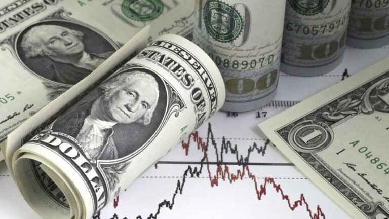 Dólar cai para R$ 4,89 e bolsa tem maior alta em 6 meses