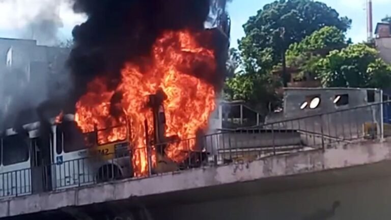 VEJA VÍDEO – Incêndio atinge ônibus em cima de um viaduto