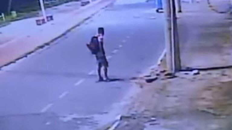 VEJA VIDEO: Flagra de roubo de cabos da rede elétrica. Olha o estouro que deu com o curto circuito.