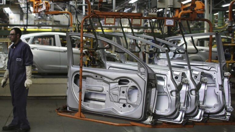 Faturamento da indústria volta a crescer em março, segundo CNI