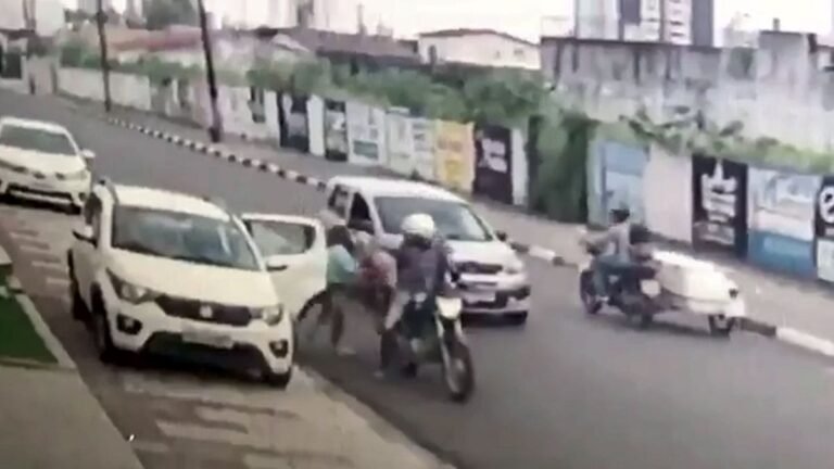 VEJA VÍDEO – Motorista flagra tentativa de assalto e atropela suspeitos na Bahia