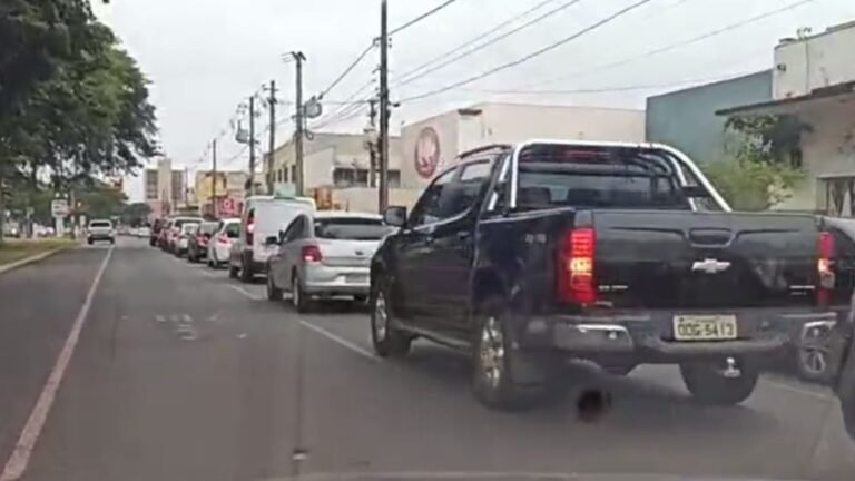 VEJA VIDEO DOURADOS – Carreata atravessa a cidade em sentido a Prefeitura