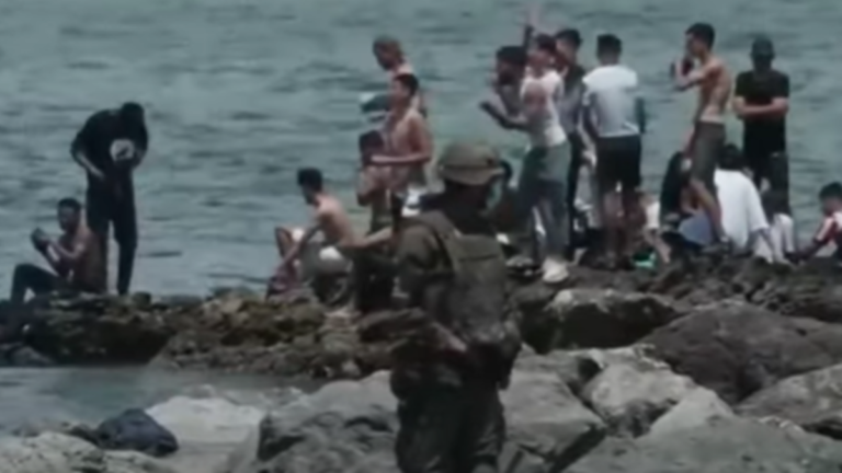 Oito mil imigrantes nadam até território espanhol em busca de vida melhor