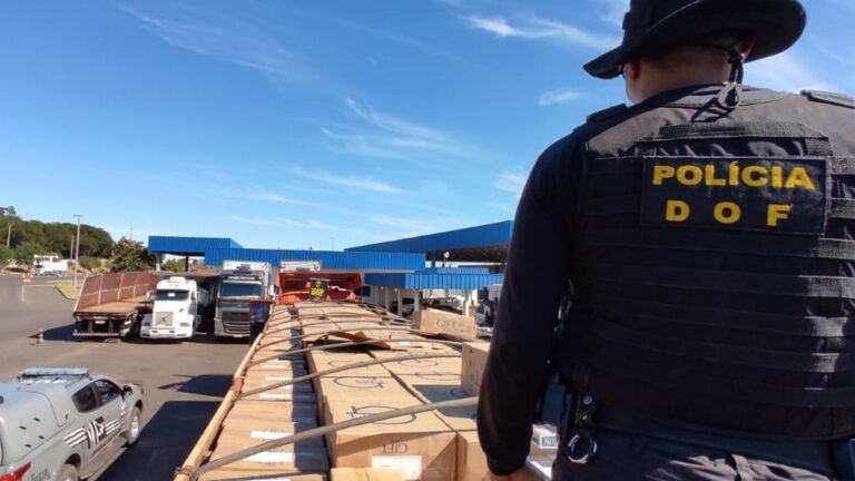 VEJA VÍDEO – Carreta que seguia para São Paulo com 40 mil pacotes de cigarros do foi apreendida pelo DOF