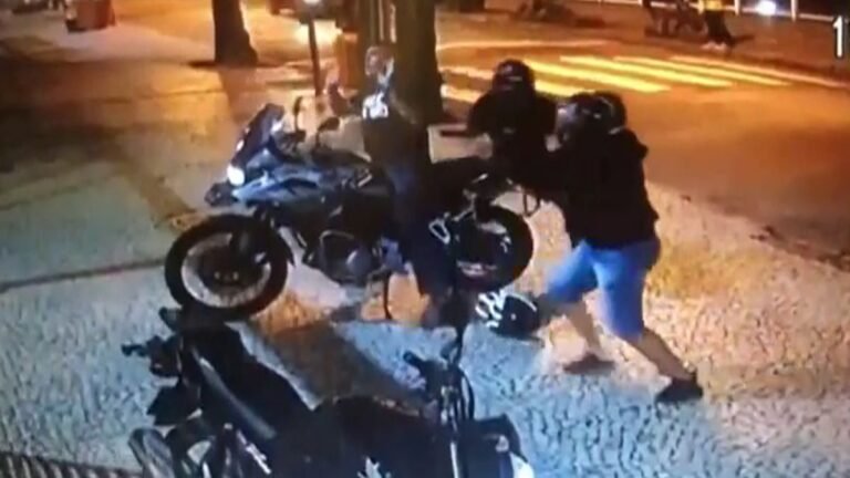 VEJA VÍDEO – Motociclista é rendido e roubado em frente a garagem