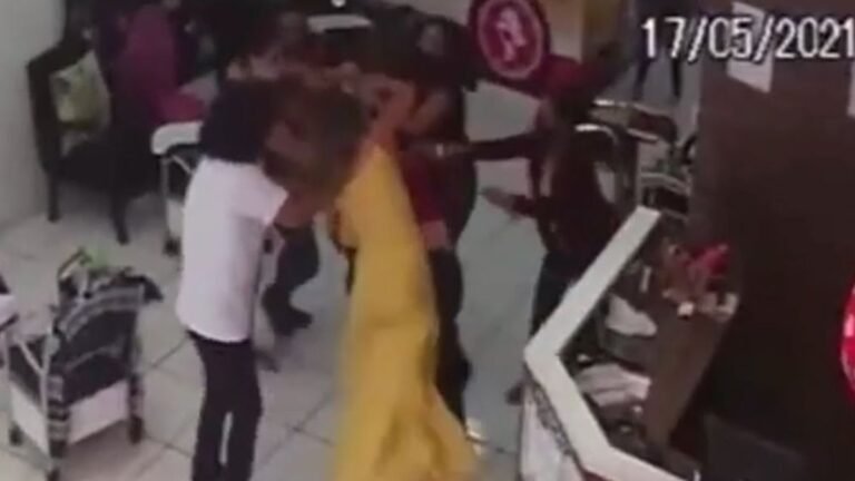 VEJA VÍDEO – Câmera de segurança flagra briga entre funcionária e patroa em salão de beleza
