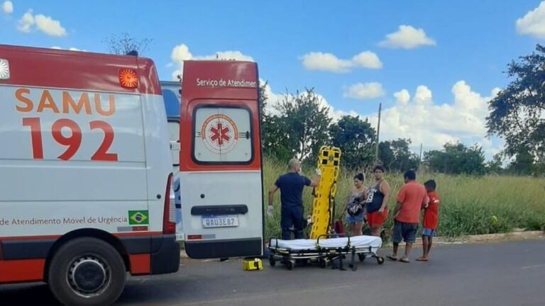 VEJA VIDEO – Motociclista perde o controle e colide contra placa de sinalização