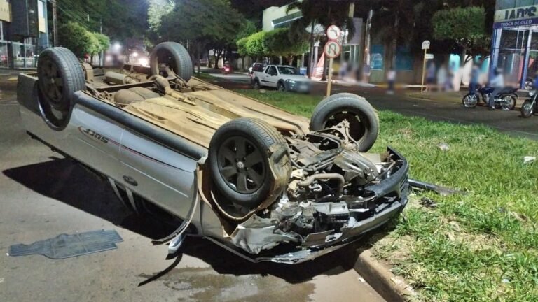 Dois carros se envolve em acidente e um dos veículos capota em Dourados MS