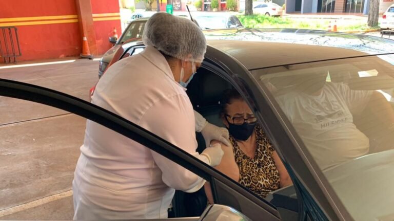 Domingo tem drive-thru para vacinação da Dose 1, da Astrazeneca, para idosos com 60 anos ou mais