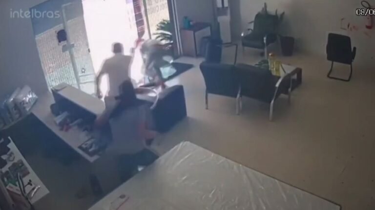 Comerciante reage a assalto mata bandido e fere outro