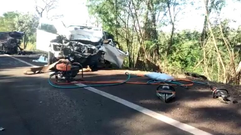 VEJA VÍDEO – Imagens dos veículos destruídos na colisão frontal que tirou a vida de três pessoas na BR-262