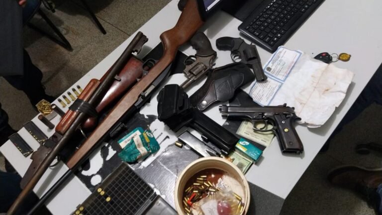 Policia prende oito pessoas varias armas de fogo e munições