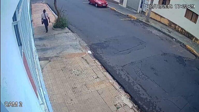 VÍDEO – Cachorro rouba Bíblia e não devolve
