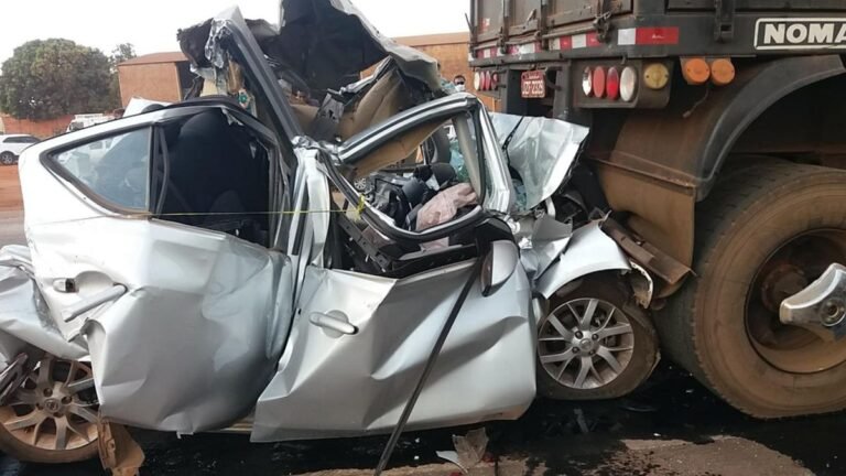 IMPRESSIONANTE – Vídeo mostra motorista escapou da morte depois do carro ser esmagado por carretas