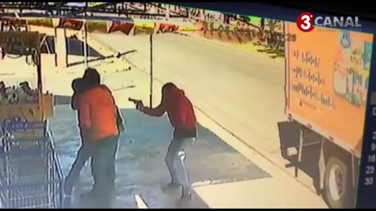 VEJA VÍDEO: dupla armada tentando assaltar caminhão em frente a mercado