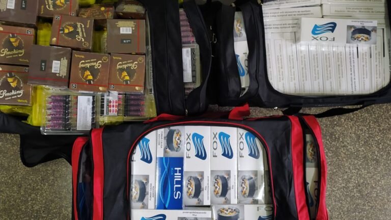 Polícia Militar apreende mercadorias e cigarros em bagageiro de ônibus