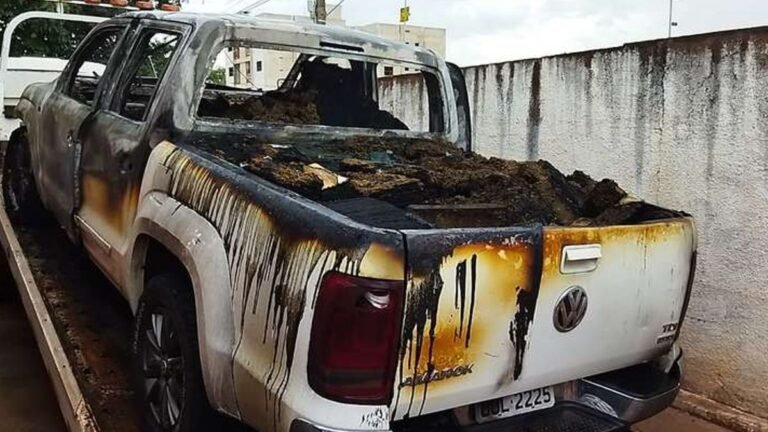 CURIOSO – Caminhonete e encontrada em chamas nas margens de rodovia com mais de 1 tonelada de maconha