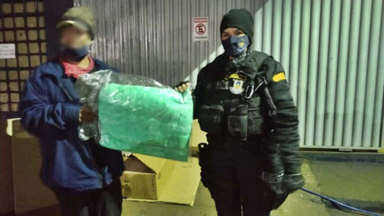 BOA AÇÃO – Guarda Municipal entrega cobertores a moradores de ruas em Dourados