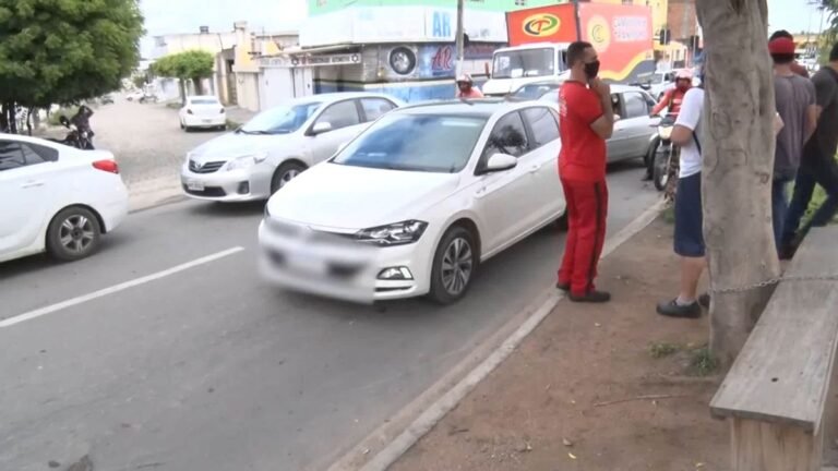 VEJA VÍDEO – Motorista é flagrado dormindo com carro ligado e bate em veículo após acordar