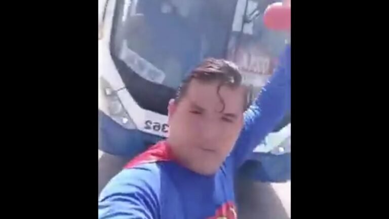 Hora de rir – Homem vestido de Superman tenta parar ônibus! será que deu certo?