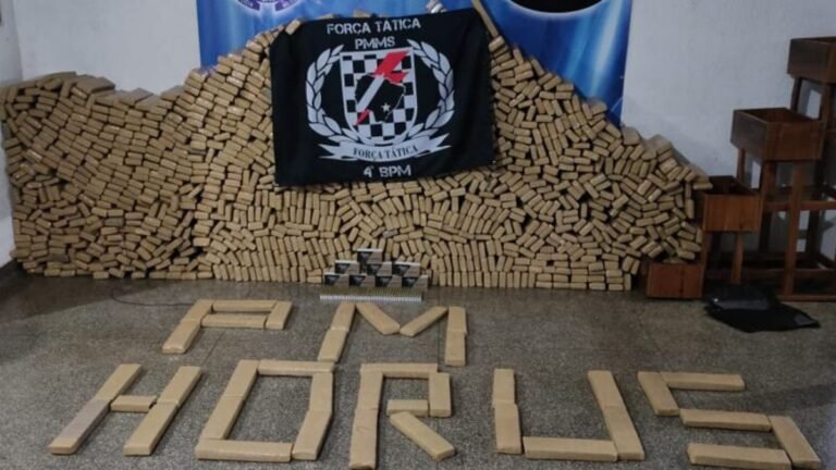 1 tonelada de maconha e caminhonete roubada recuperada pela Polícia Militar