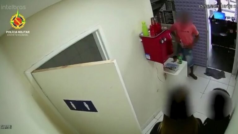 VEJA VÍDEO – Homem armado com faca tranca vendedoras em banheiro e rouba loja no DF