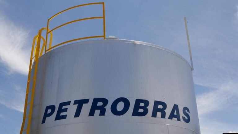 R$ 0,05 Petrobras reduz preço da gasolina em nas refinarias
