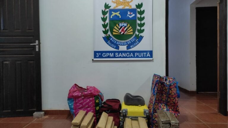 Trio feminino presas por tráfico de drogas pela Polícia Militar