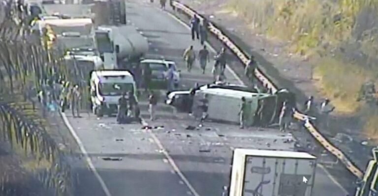 VEJA VÍDEO – Colisão entre carreta e ambulância mata duas pessoas na BR-163