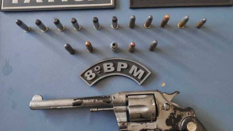 Jovem é preso acusado de posse irregular de arma de fogo e desobediência
