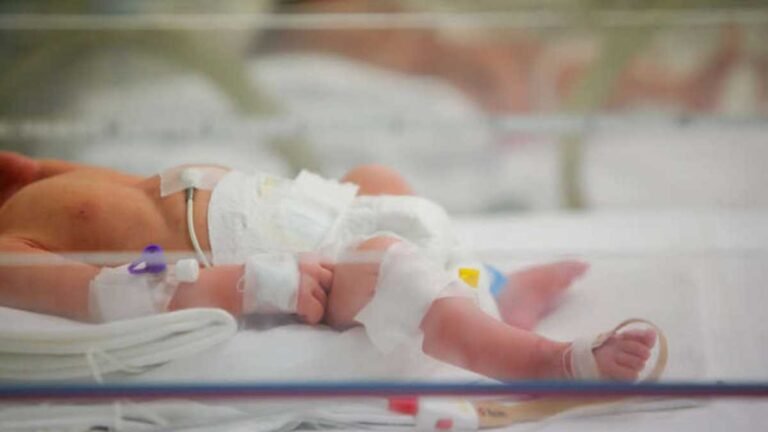 Mãe acorda com bebê ensanguentado, procura socorro mas criança morre