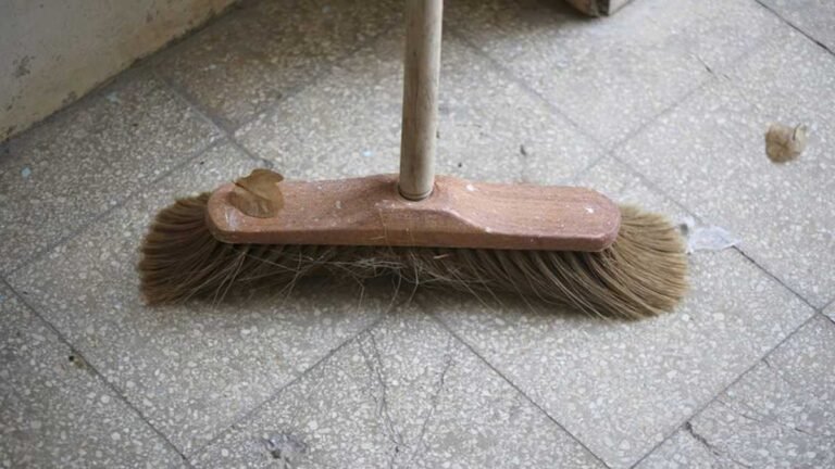 Filho tenta agredir o pai, mas apanha de cabo de vassoura e ainda vai preso