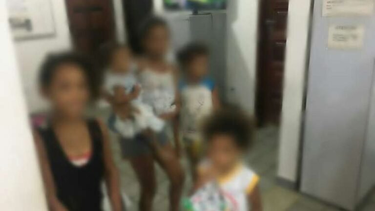 Mae deixa 4 filhos trancados e cadeados sem comida o dia todo