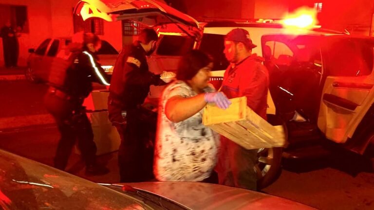 VEJA VÍDEOS – Guarda e um grupo de pessoas ajudam  na distribuição de sopas e cobertores