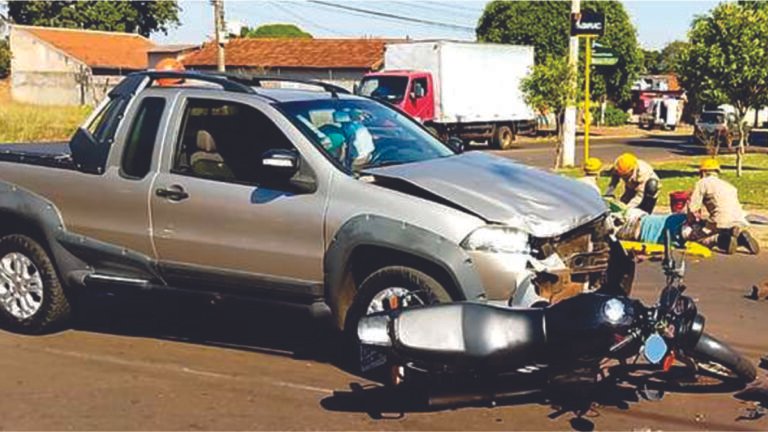 DOURADOS – Acidente  envolvendo carro e moto deixa jovem ferido